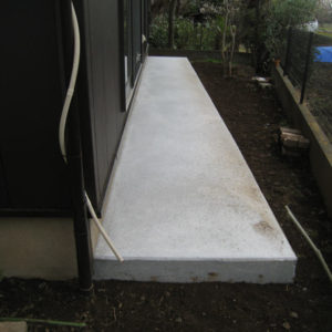 外壁塗装と共にコンクリート打設して犬走を作りました